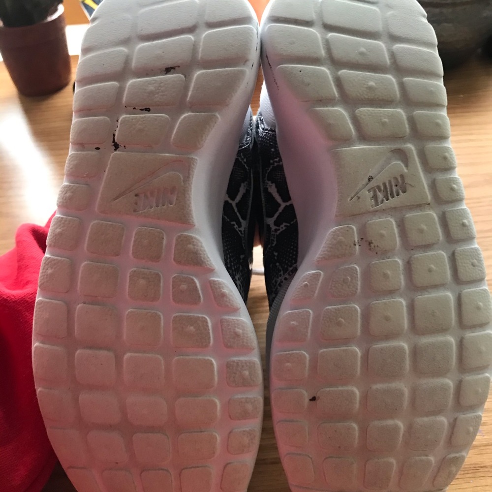 NIKE ROSHE RUNS, women’s 5.5 - Picture 4 of 5